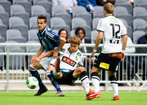 Djurgårdens Haris Raddetinac i kamp om bollen med Häckens