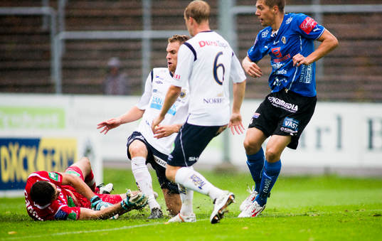 Halmstads Mikael Boman trycker in 1-1 bakom Gefles målvakt