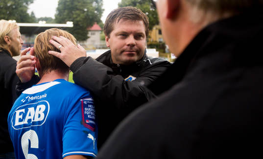 Halmstads 2-2 skytt Johan Blomberg kramas om av tränare