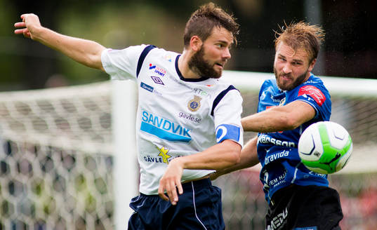 Gefles Mikael Dahlberg i nickduell med Halmstads Jesper
