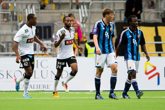 Häckens Rene Makondele gör 1-1 på straff och gratuleras