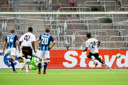 Häckens Rene Makondele gör 1-1 på straff bakom