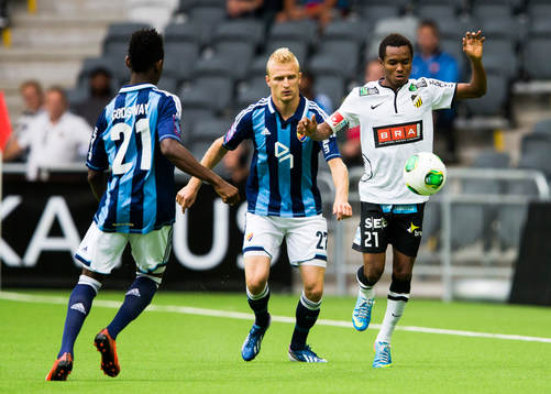Djurgårdens Vytautas Andriuskevicius i kamp om bollen med