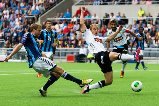 Djurgårdens Peter Nymann Mikkelsen med skott