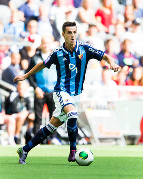 Djurgårdens Haris Raddetinac med bollen