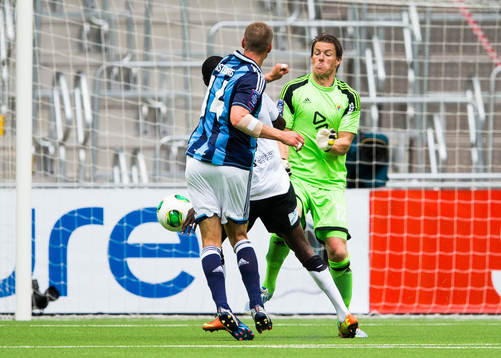 Häckens Dioh Williams mellan Djurgårdens Mattias Östberg