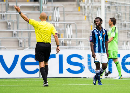 Djurgårdens Amadou Jawo (h) ser besviket på domare