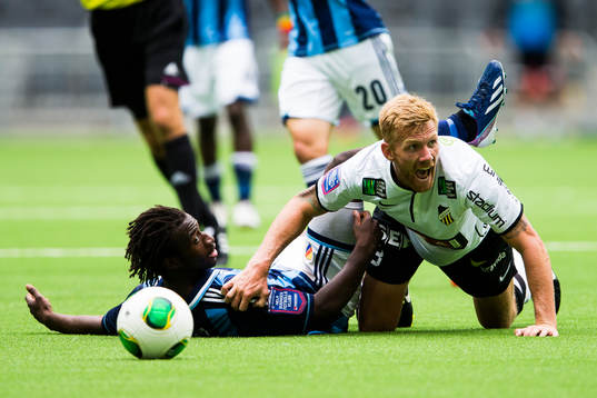 Djurgårdens Amadou Jawo och Häckens Fredrik Björck i