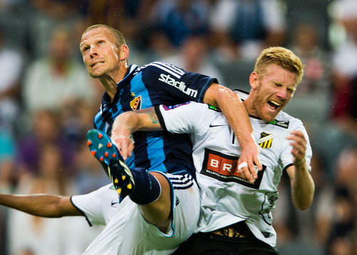 Djurgårdens Mattias Östberg i nickduell med Häckens