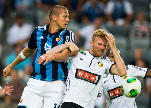 Djurgårdens Mattias Östberg i nickduell med Häckens