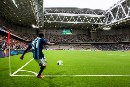 Djurgårdens Godsway Donyoh slår en hörna
