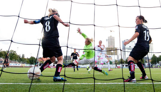 Malmös Anja Mittag gör 2-0 bakom Göteborgs målvakt