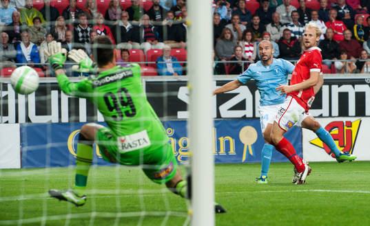 0-4, Guillermo Molins, Malmö, skjuter kanonhårt förbi