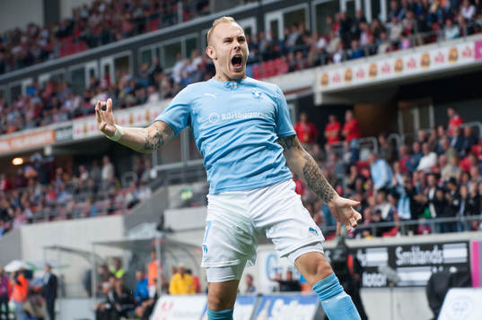 0-2 Magnus Eriksson, Malmö, lobbar över Etrit Berisha,