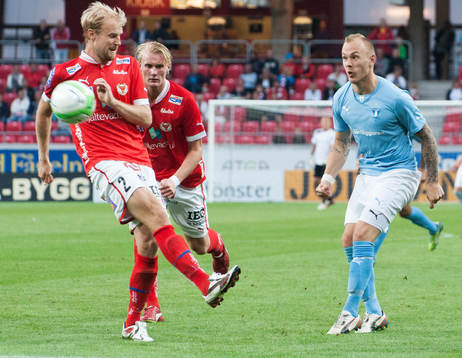 0-2 Magnus Eriksson, Malmö, lobbar över Etrit Berisha,