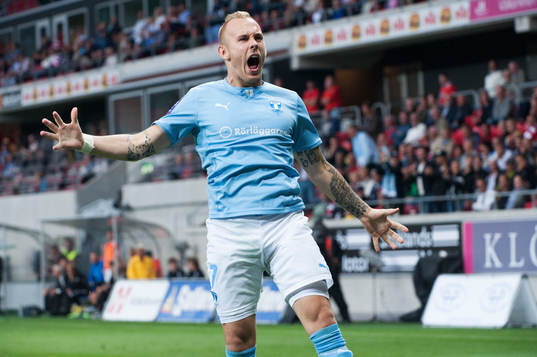 0-2 Magnus Eriksson, Malmö, lobbar över Etrit Berisha,
