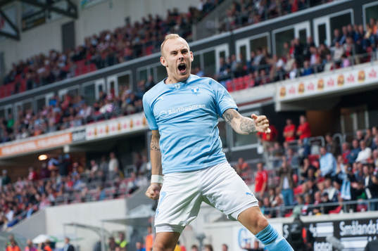 0-2 Magnus Eriksson, Malmö, lobbar över Etrit Berisha,