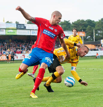 Mjällbys Simon Nilsson stoppar Helsingborgs Robin Simovic