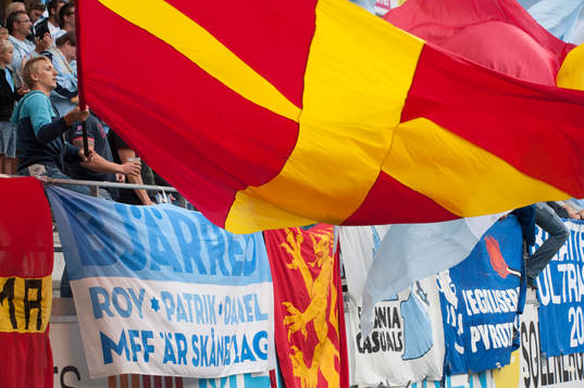 Bjärred, hyllning av familjen Andersson, supporterflaggor