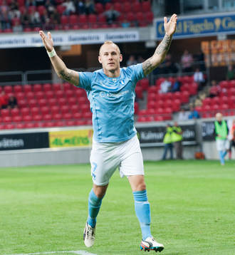 0-2 Magnus Eriksson, Malmö, lobbar över Etrit Berisha,
