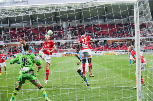 Nickduell framför Etrit Berisha, målvakt, Kalmar