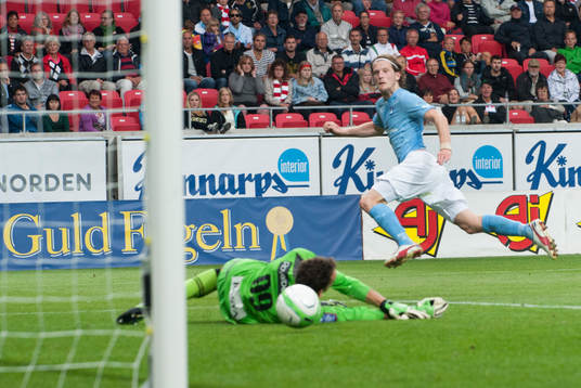 0-3, Erik Friberg, Malmö, skjuter kanonhårt förbi Etrit