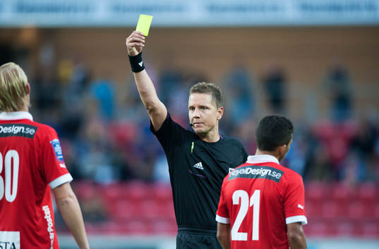 Varning, Martin Strömbergsson, domare, delar ut gult kort