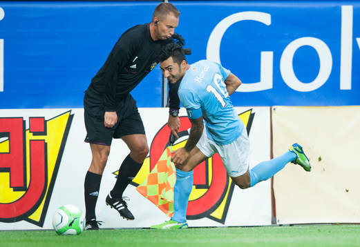 Jiloan Hamad, Malmö FF och en av de assisterande domarna, i