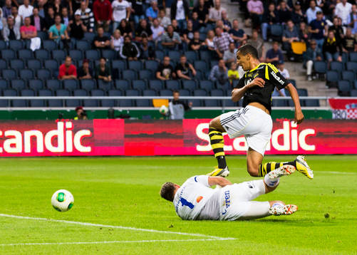 AIKs Nabil Bahoui gör 1-0 för AIKs bakom Åtvidabergs
