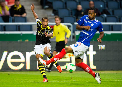 AIKs Robin Quaison med ett inlägg mellan benen på