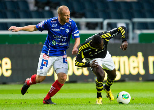 Åtvidabergs Daniel Sjölund i kamp om bollen med AIKs