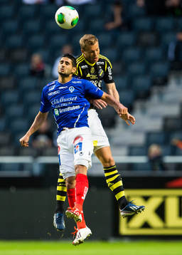 Åtvidabergs Imad Zatara i en nickduell med AIKs Per