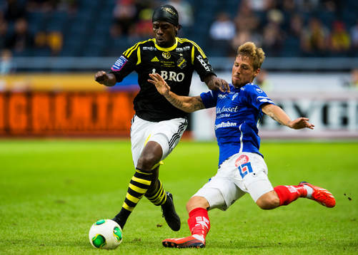 AIKs Martin Kayongo-Mutumba i kamp om bollen med