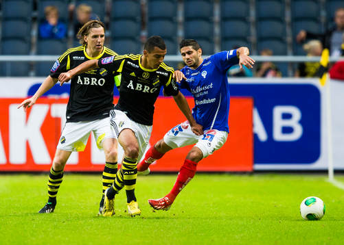 AIKs Nils-Eric Johansson och Nabil Bahoui i kamp om bollen