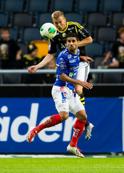AIKs Per Karlsson i en nickduell med Åtvidabergs Imad