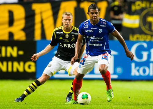 AIKs Per Karlsson bevakar Åtvidabergs Ricardo Santos