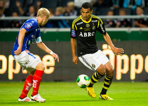 Åtvidabergs Anton Tinnerholm försöker stoppa AIKs Nabil