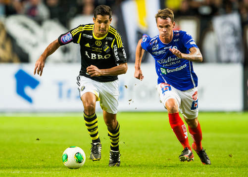 AIKs Calso Borges och Åtvidabergs Erik Moberg springer