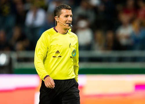 Domare Bojan Pandzic med visselpipan i munnen
