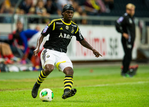 AIKs Martin Kayongo-Mutumba med bollen