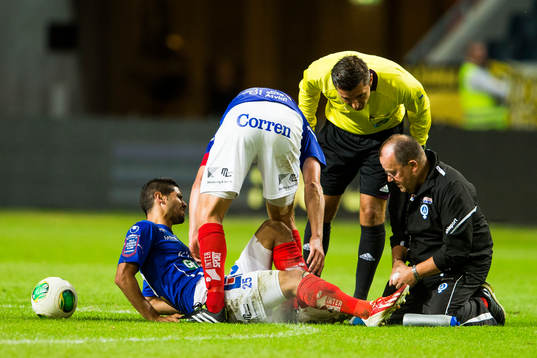 Åtvidabergs Imad Zatara blir behandlad av läkare