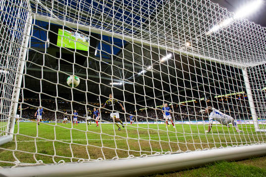 AIKs Henok Goitom nickar in 3-2 bakom Åtvidabergs målvakt