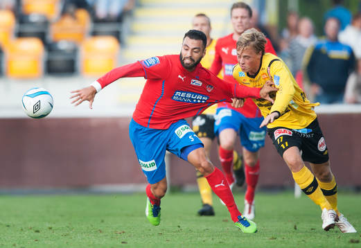 Robin Strömberg, Mjällby, drar Imad Khalili, Helsingborg,