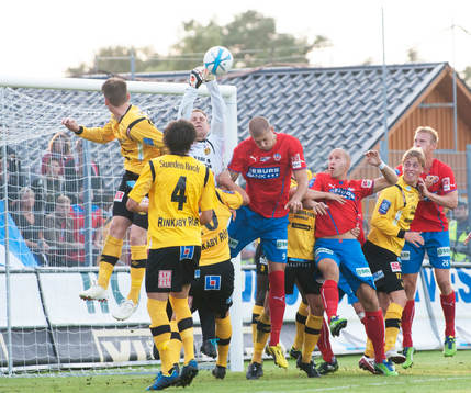 Klungspel, Mattias Asper, målvakt, Mjällby, greppar bollen
