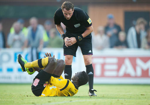 Andreas Eklund, domare, ser till Gbenga Arokoyo, Mjällby