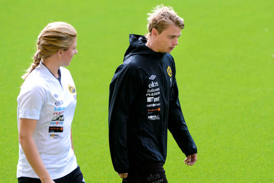 Elfsborgs Simon Hedlund (h) pratar med sjukgymnast Susanne