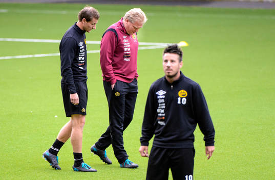 Elfsborgs Daniel Mobaeck pratar med tränare Jörgen