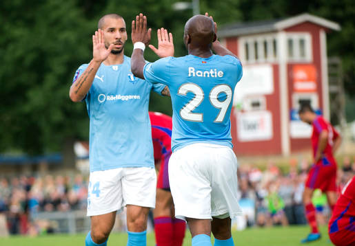 Malmös Tokelo Rantie gör 0-1 och gratuleras av Guillermo