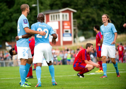 Malmös Tokelo Rantie gör 0-1 och gratuleras av Guillermo
