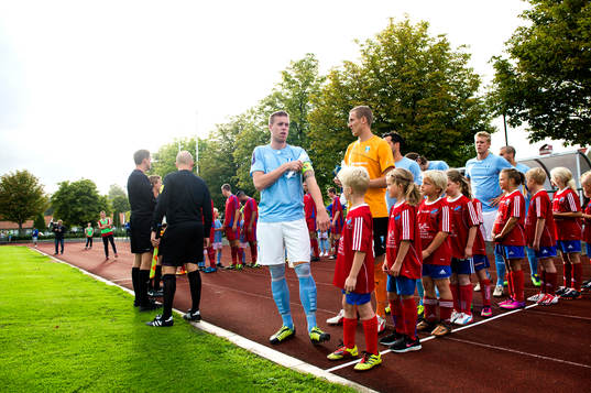 Pontus Jansson och Malmö FF på väg in till matchen